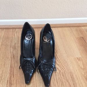 Pointy black heel. Made in Italy.